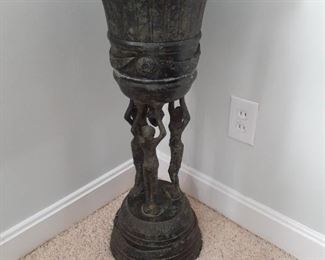 Urn/plant stand