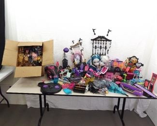MASSIVE Lot of Monster High Dolls, Accessories, etc.
