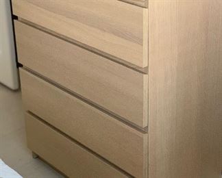 Contemporary Natural Wood 4-Drawer Dresser	39x32x19in	HxWxD
