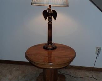 END TABLE OAK - BRASS EAGLE LAMP