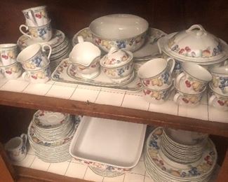 Villeroy & Boch Melina Service for approx 12 plus serving pieces Mint condition hardly used $250