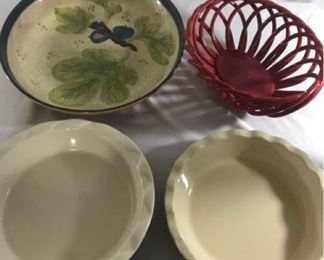 Pie dishes and more! https://ctbids.com/#!/description/share/340714