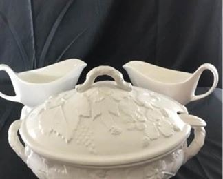 Porcelain gravy boats, Italian soup turine https://ctbids.com/#!/description/share/340726