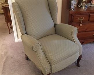 Reclining accent chair 