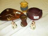 SMILEY PIG, PR. HULL CHICKEN SHAKERS, 2 PCS. VAN BRIGGLE, NILOAK MISSION WARE(SWIRL)