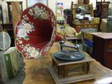 1906 COLUMBIA GRAMOPHONE W/ HAND PAINTED HORN. pLAYS WONDERFULLY.