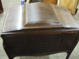 WORKING MODEL VICTOR TALKING MACHINE RECORD PLAYER. SEE NEXT PIC FOR INSIDE VIEW