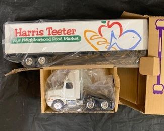 2001 Ertl Harris Teeter Tractor Trailer(Fish/Apple Graphics/Boxed)