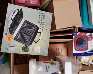 Food Processors, George Foreman Grill, Stir Fry Wok and More
Includes food processors, crock pots, George Foreman Grill, Coffee maker, Snackster Sandwhich Maker, 10" stir fry wok, springform pan, Past-a-fast, kitchen utensils and More