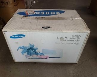 Samsung Microwave Oven - New in Box
Samsung Microwave Oven Brand New In Box