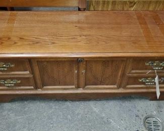 Lane Cedar Chest
Measures approx 16"x48"x18"