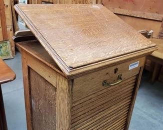 Tiger Oak Podium
Measures approx 17"x20"x47". Does not open, key not included