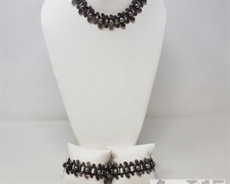 .925 Sterling Silver Necklace and 2 Bracelets, Weighs Approx 146.5g
.925 Sterling Silver Necklace and 2 Bracelets, Weighs Approx 146.5g