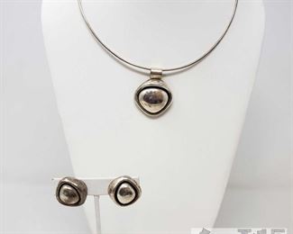 .925 Sterling Silver Necklace and Earrings Weighs Approx 49.5g
.925 Sterling Silver Necklace and Earrings Weighs Approx 49.5g