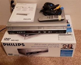 Philips DVD Player/VHS Recorder w/ Remote ~ Powers on