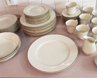 Mikasa Ivory China L2801 Trousdale Gold Trim 46 pc. Set