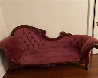 Victorian chaise lounge. Walnut frame. Excellent condition