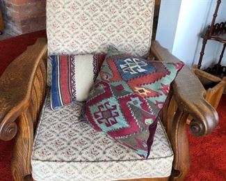 Morris chair in excellent condition with beautiful pillows.