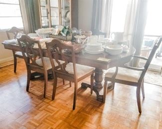 Thomasville Dining Table w/Leaf & Six Chairs
