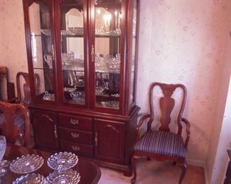 THOMASVILLE CHERRY CHINA CABINET 6 CHERRY CHAIRS