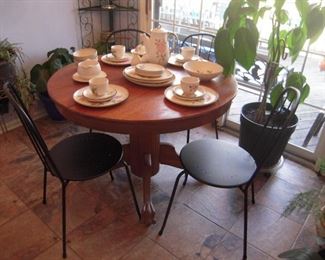 ROUND OAK TABLE CLAW FOOT, 4 metal chairs, plants