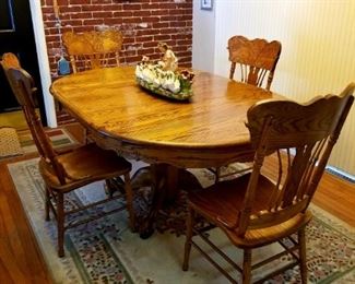 Ornate Oak Butterfly Leaf Dining Table w/Carved Claw Feet and 4 Oak Chairs