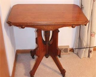Lot 026
Antique Eastlake Solid Oak Parlor Table