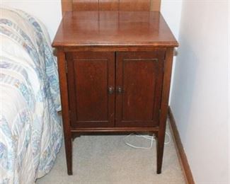 Lot 036
End Table