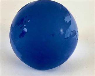 Lot 055
Decorative Blue Glass Globe Paperweight