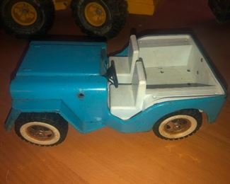 Cool vintage toy jeep-like truck!