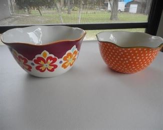 Lot of 2 colorful Pioneer Woman bowls https://ctbids.com/#!/description/share/341962