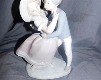 Lladro figurine "Guy steals Kiss"