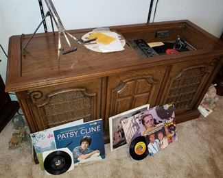 Retro Vinyl Turntable Cabinet