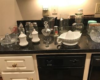 Assorted kitchen items