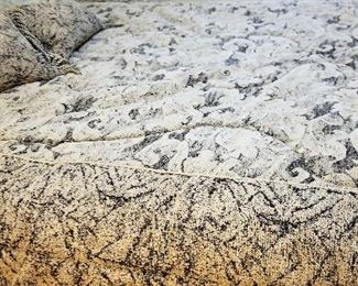 Queen size bedding set. See photo #8