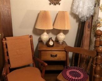 Maple chairs & end table, double bed, lamps