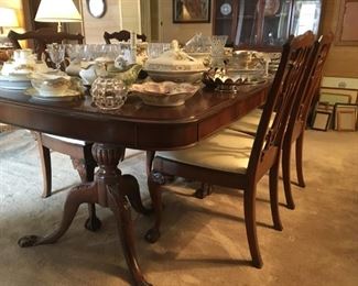 Beautiful double pedestal mahogany dining table with 3 leaves