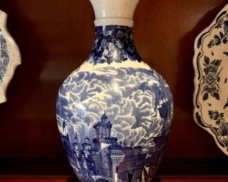 Ferrara Etruria England Wedgwood Vase