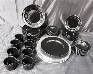 Set of tempo stoneware with silver charger plates