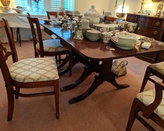 Beautiful mahogany table with 4 leaves. set of chairs.