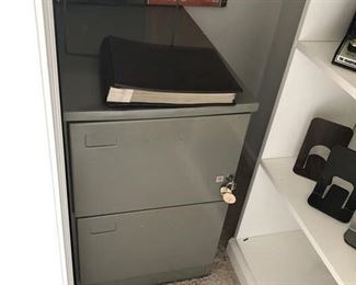 Nice, Heavy 2 drawer file cabinet