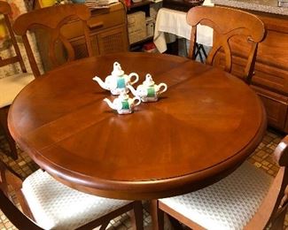 Lovely round pedestal table with leaves and 5 chairs