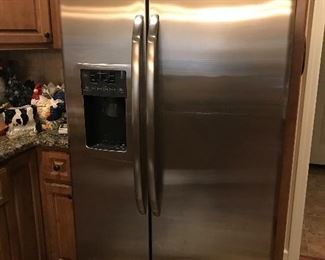 GE stainless refrigerator freezer perfect condition
