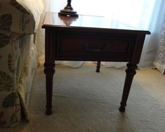 Side Table with 1 drawer 20x21x26