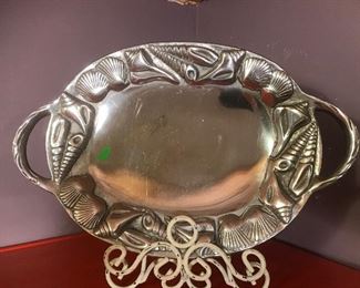 $8.00  Metal 14" platter with shells.