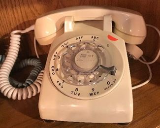 $20.00 Vintage ivory colored desk top telephone 