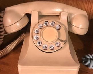 $20.00 Vintage ivory colored desk top telephone 
