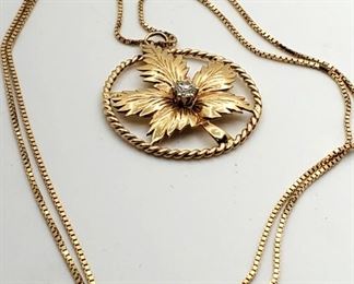 A Jewelry Gold Diamond Leaf Necklace