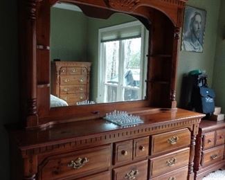 dresser w/mirror