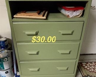 chest of drawers $30